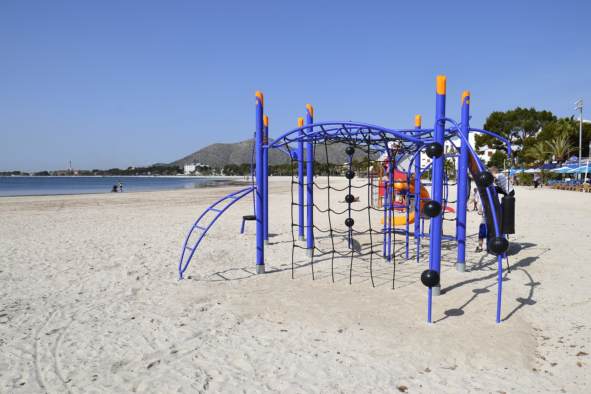 Speeltuin aan het strand van Platja d'Alcúdia op Mallorca
