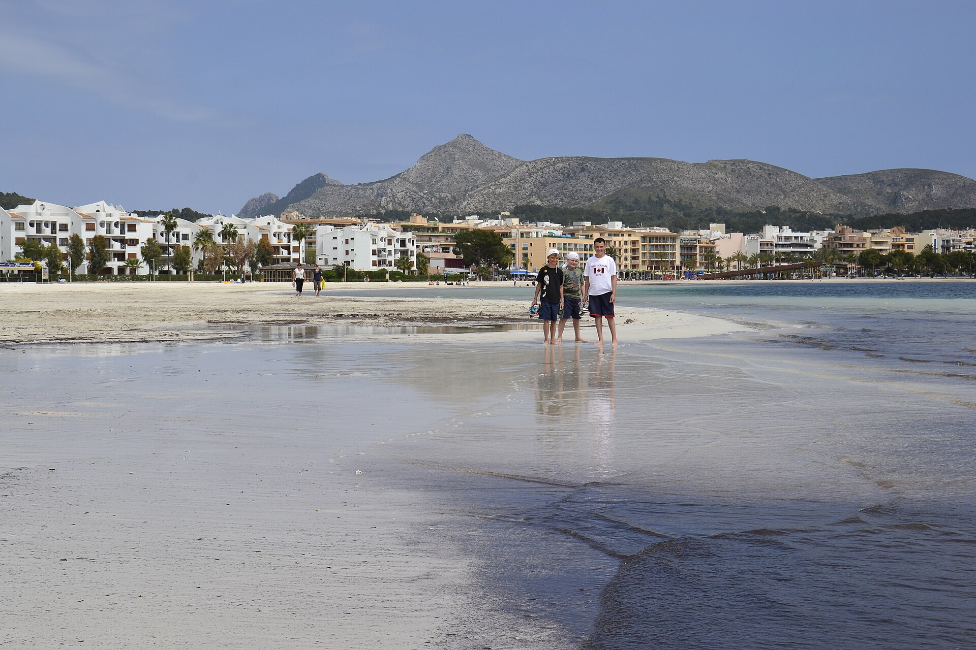 THB Bamboo: adults only in Port d’Alcúdia 1 Het strand van Platja d'Alcúdia op Mallorca met de bergen op de achtergrond