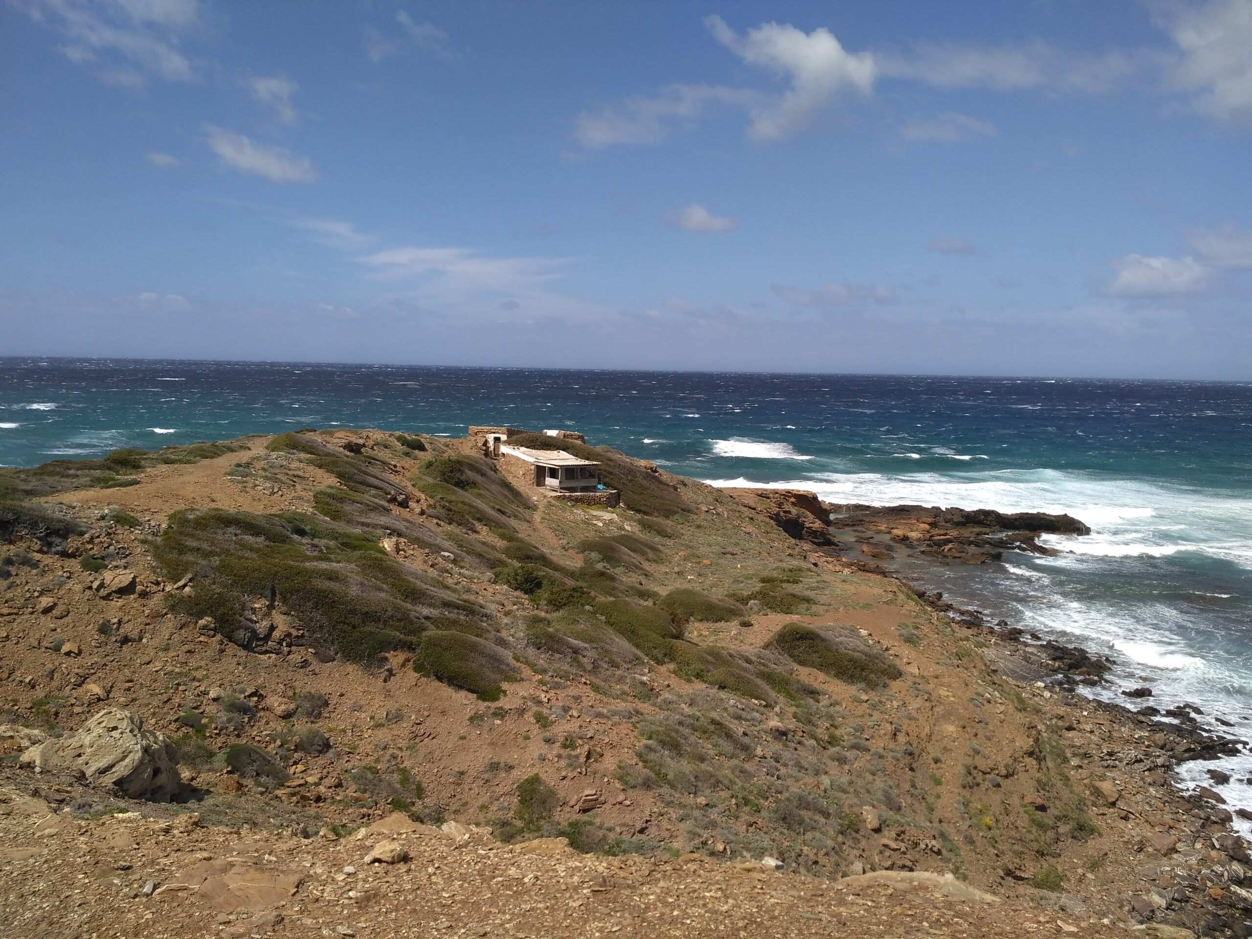 Platja de Cavalleria Menorca: roodzandig noordstrand bij de vuurtoren 2 Platja de Cavalleria Menorca, foto 1