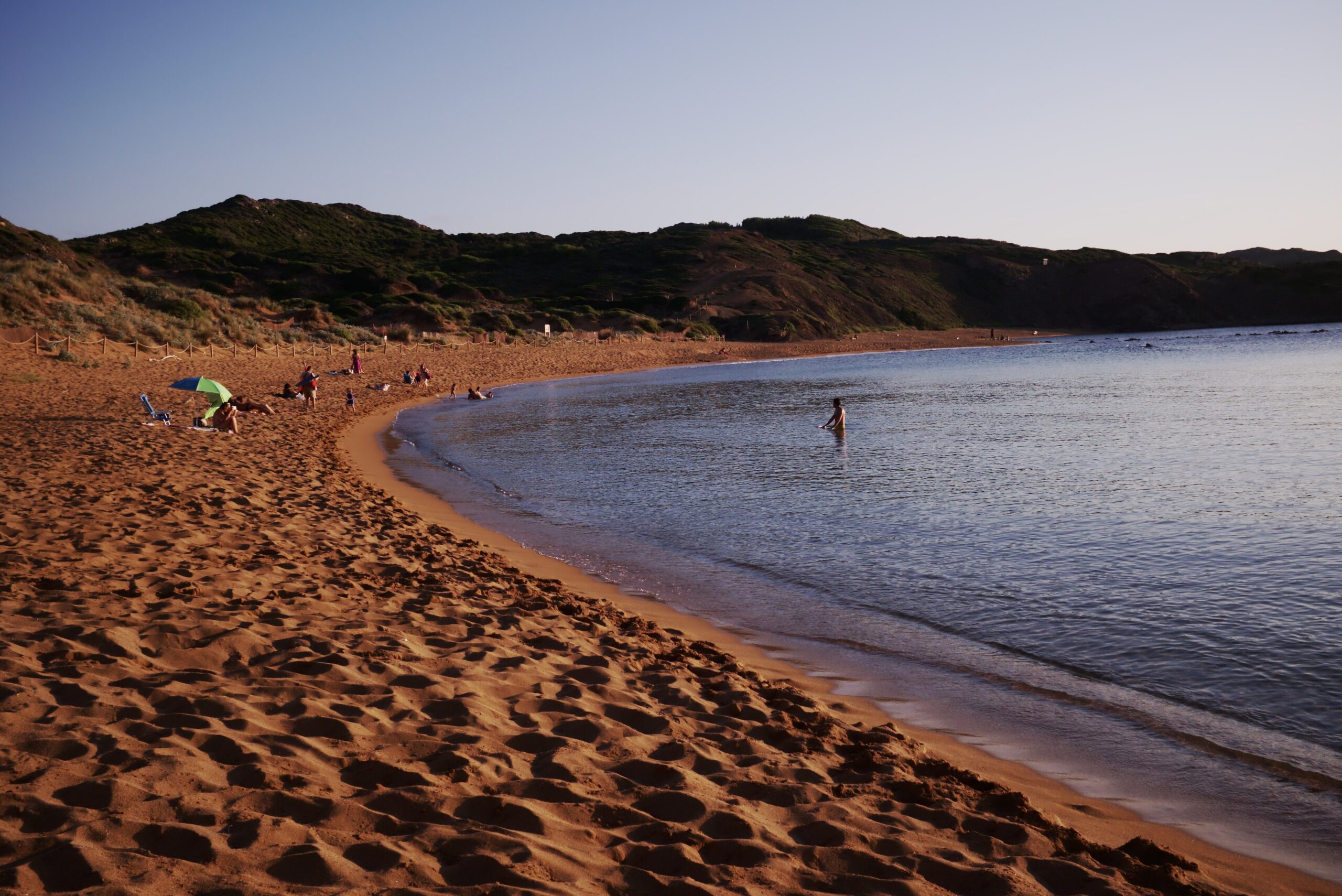 Platja de Cavalleria Menorca: roodzandig noordstrand bij de vuurtoren 3 Platja de Cavalleria Menorca, foto 2