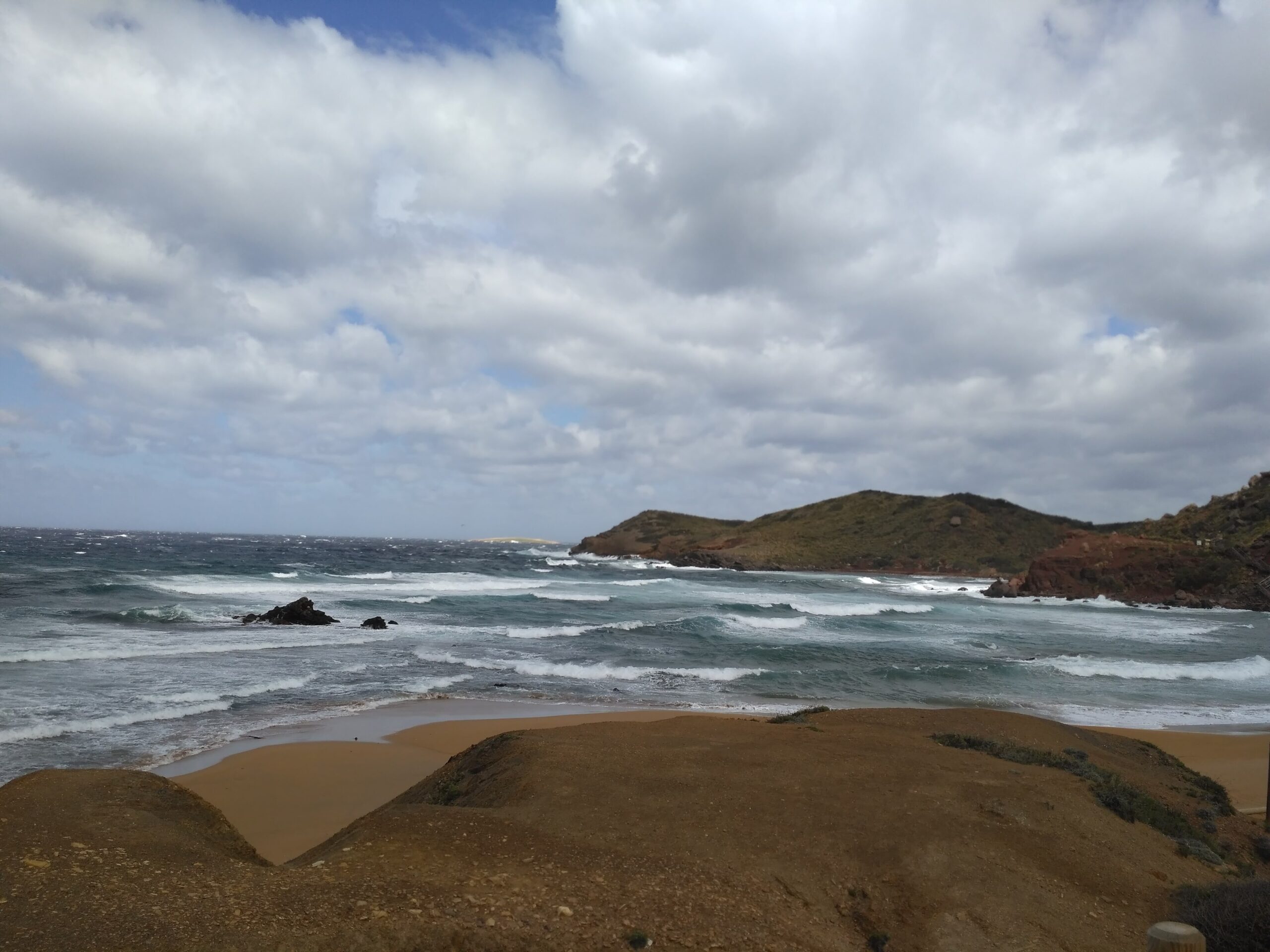 Platja de Cavalleria Menorca: roodzandig noordstrand bij de vuurtoren 5 Platja de Cavalleria Menorca, foto 4