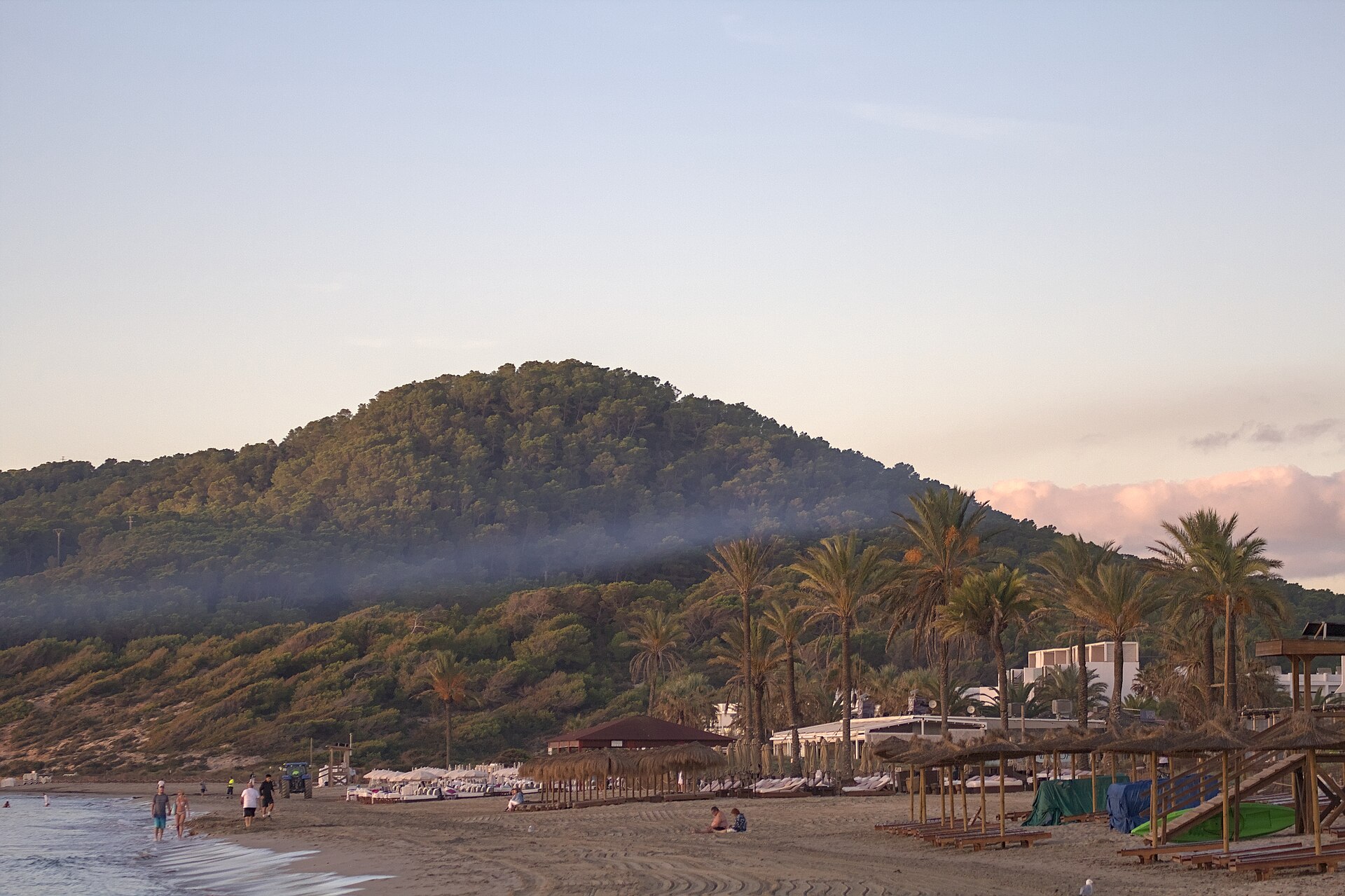 THB Los Molinos: adults only naast Ibiza-stad 6 Het strand van Playa d'en Bossa op Ibiza in de ochtend