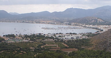 Port de Pollença Mallorca: baai, Pine Walk en Formentor 6 De baai van Port de Pollença gezien van boven, met de jachthaven vol zeilboten en de bergen van de Tramuntana op de achtergrond