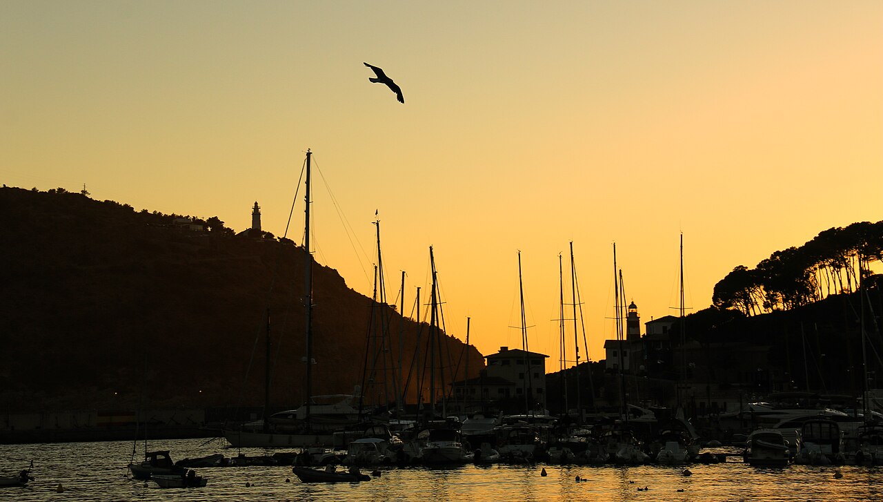 Zonsondergang op Mallorca: waar, hoe laat en hoe je er komt 6 De haven van Port de Sóller in het avondlicht