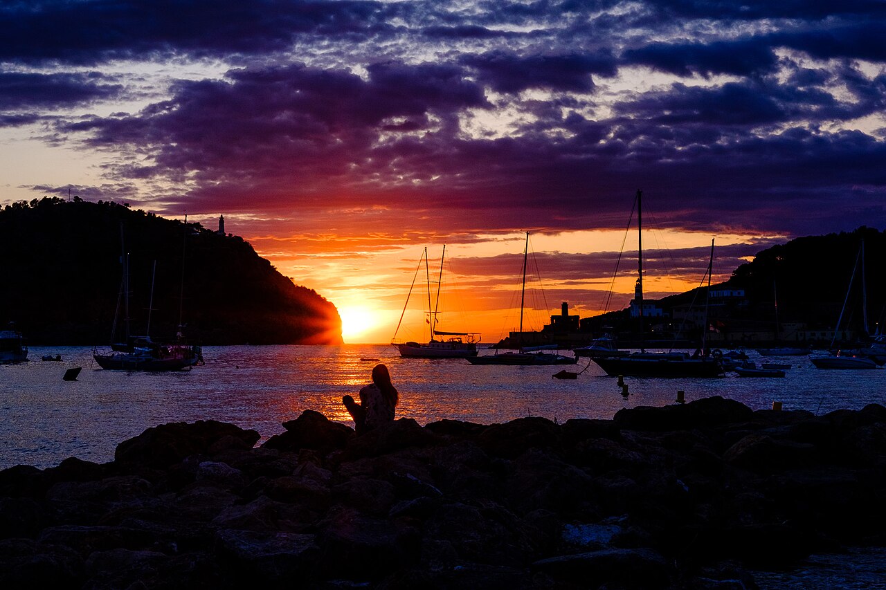 Zonsondergang op Mallorca: waar, hoe laat en hoe je er komt 3 Zonsondergang boven de ronde baai van Port de Sóller op Mallorca