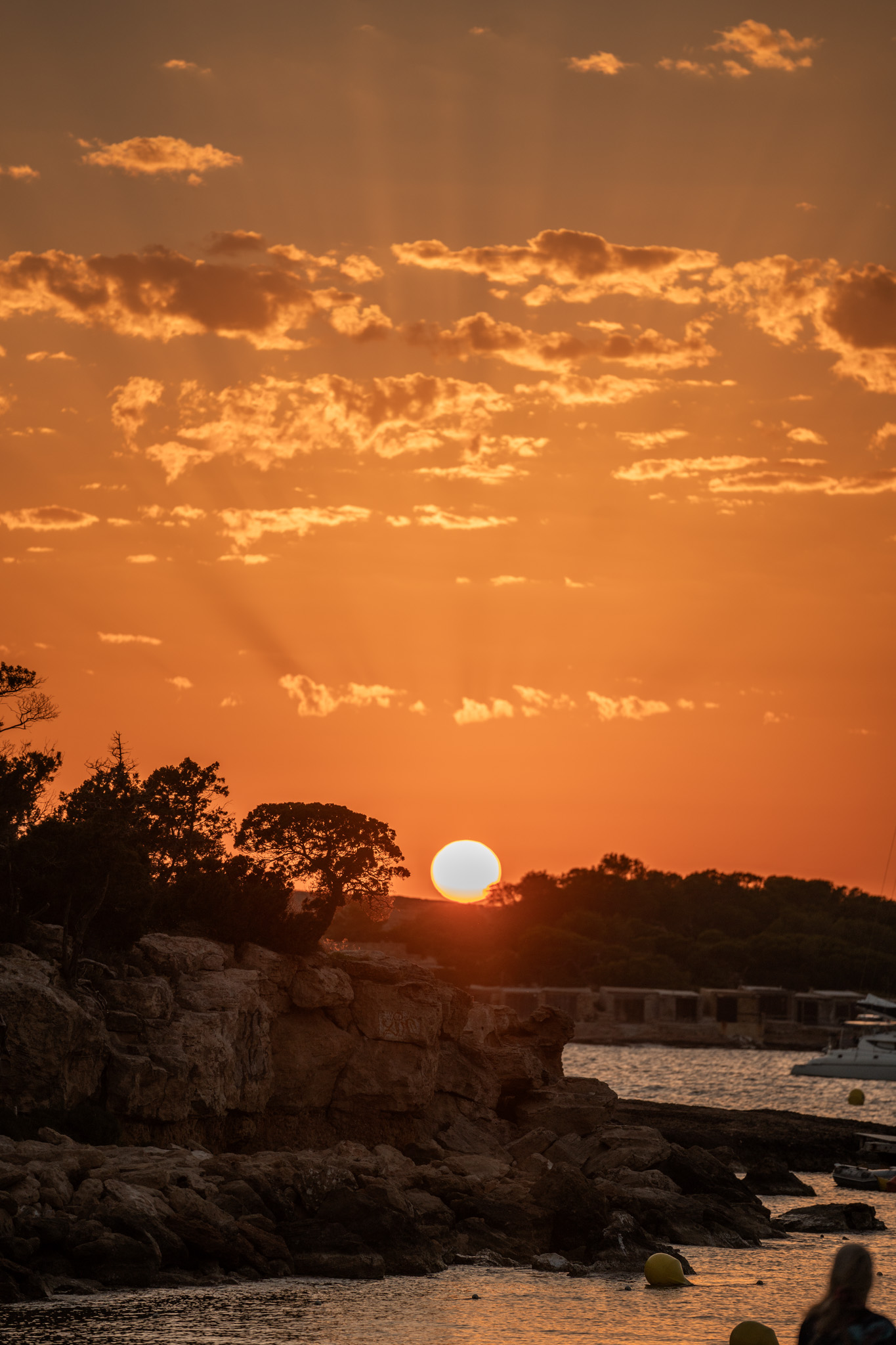 Ñora Beach Ibiza: strandrestaurant en ligbedden aan Port des Torrent 11 Zonsondergang boven de rotsen bij Port des Torrent op Ibiza