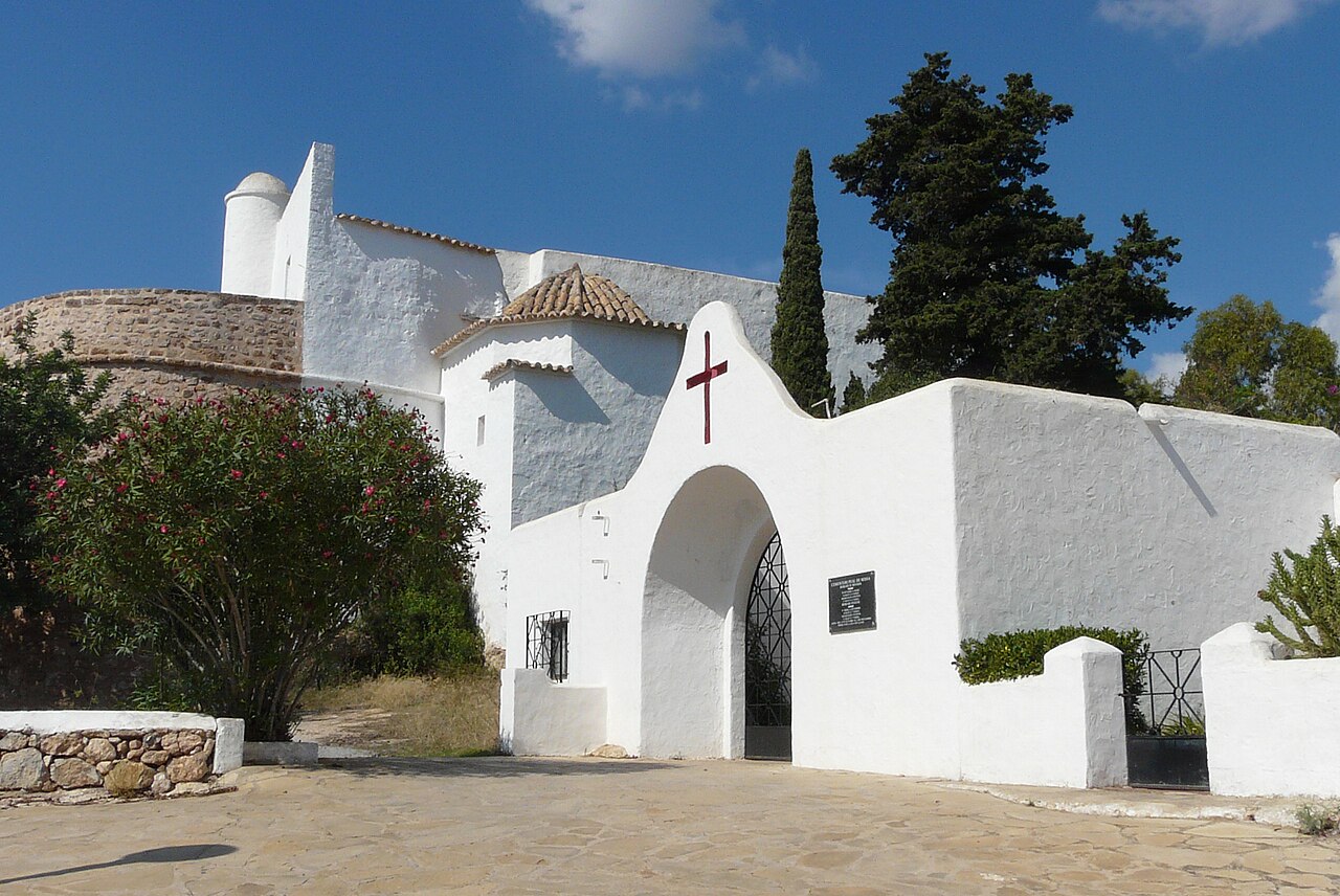 Wandelen op Ibiza: de routes die er zijn, en de plek die dicht is 8 De witte versterkte kerk Puig de Missa boven Santa Eulària