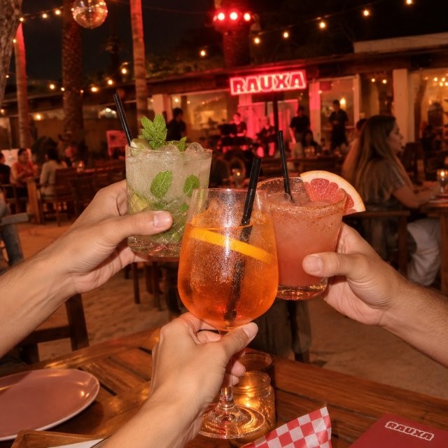 Cocktails op het terras van Rauxa Ibiza