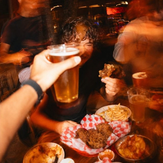Een tafel op het terras van Rauxa Ibiza in de avond met drankjes en gerechten