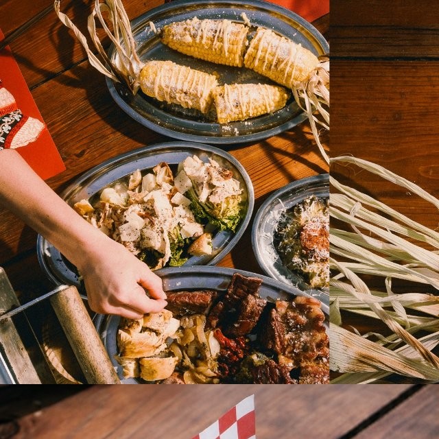 Een gedekte tafel bij Rauxa Ibiza met verschillende gerechten van de grill
