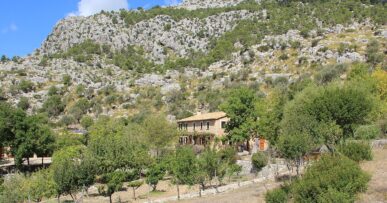 Kamperen op Mallorca: wat mag, wat niet en waar je dan wel slaapt 13 De berghut Refugi de Tossals Verds in het landschap van de Serra de Tramuntana