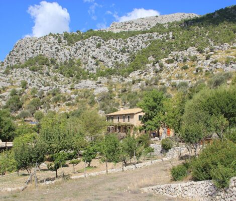 De berghut Refugi de Tossals Verds in het landschap van de Serra de Tramuntana
