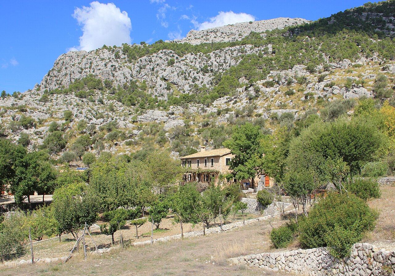 De berghut Refugi de Tossals Verds in het landschap van de Serra de Tramuntana