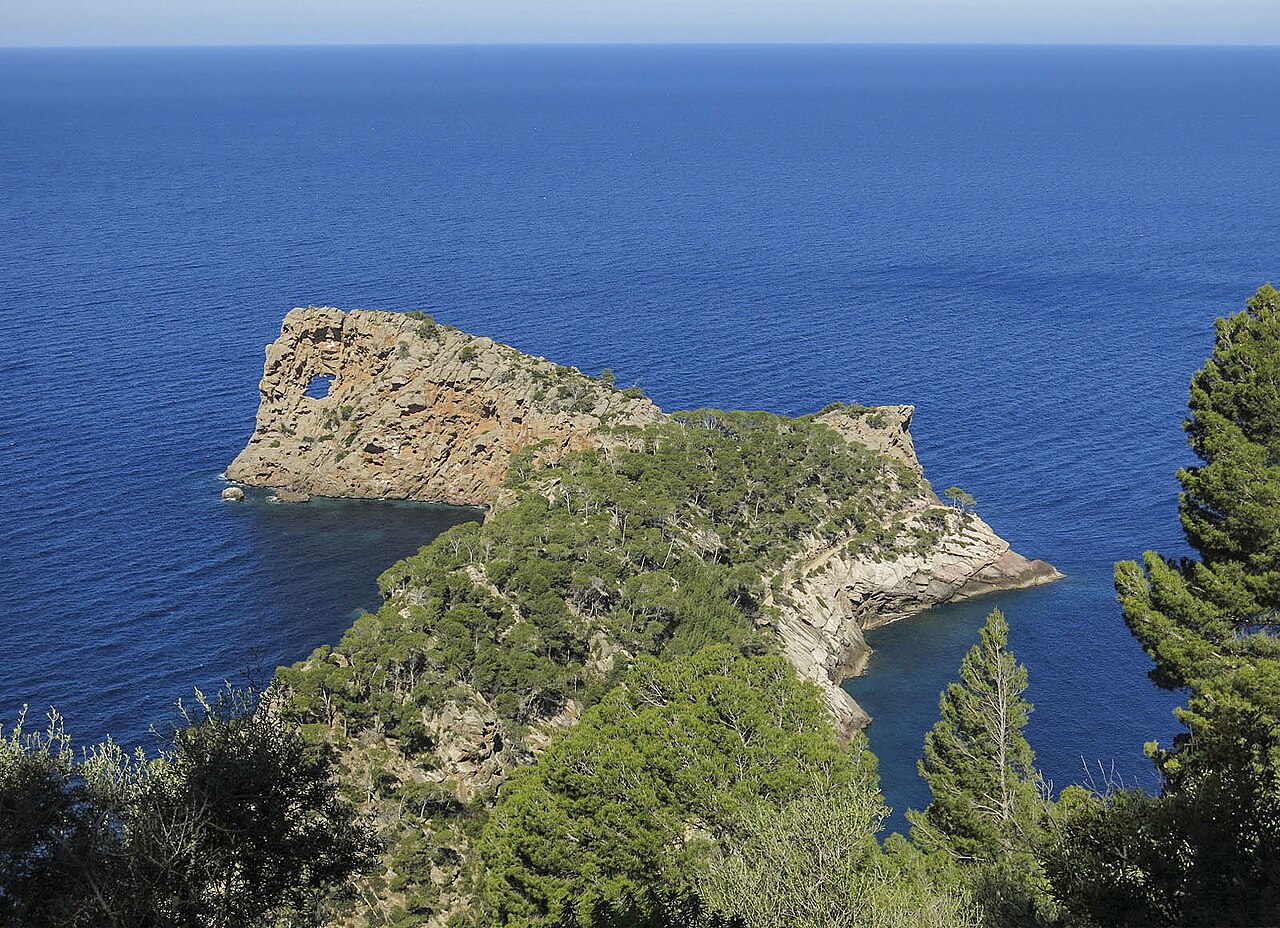 Zonsondergang op Mallorca: waar, hoe laat en hoe je er komt 4 De rotsarm van Sa Foradada met het natuurlijke gat, van bovenaf