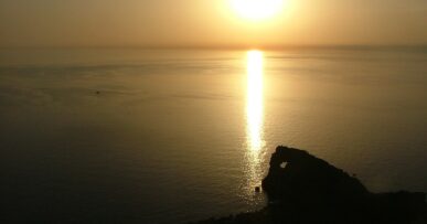 Zonsondergang op Mallorca: waar, hoe laat en hoe je er komt 14 De zon zakt in zee achter het silhouet van Sa Foradada op Mallorca
