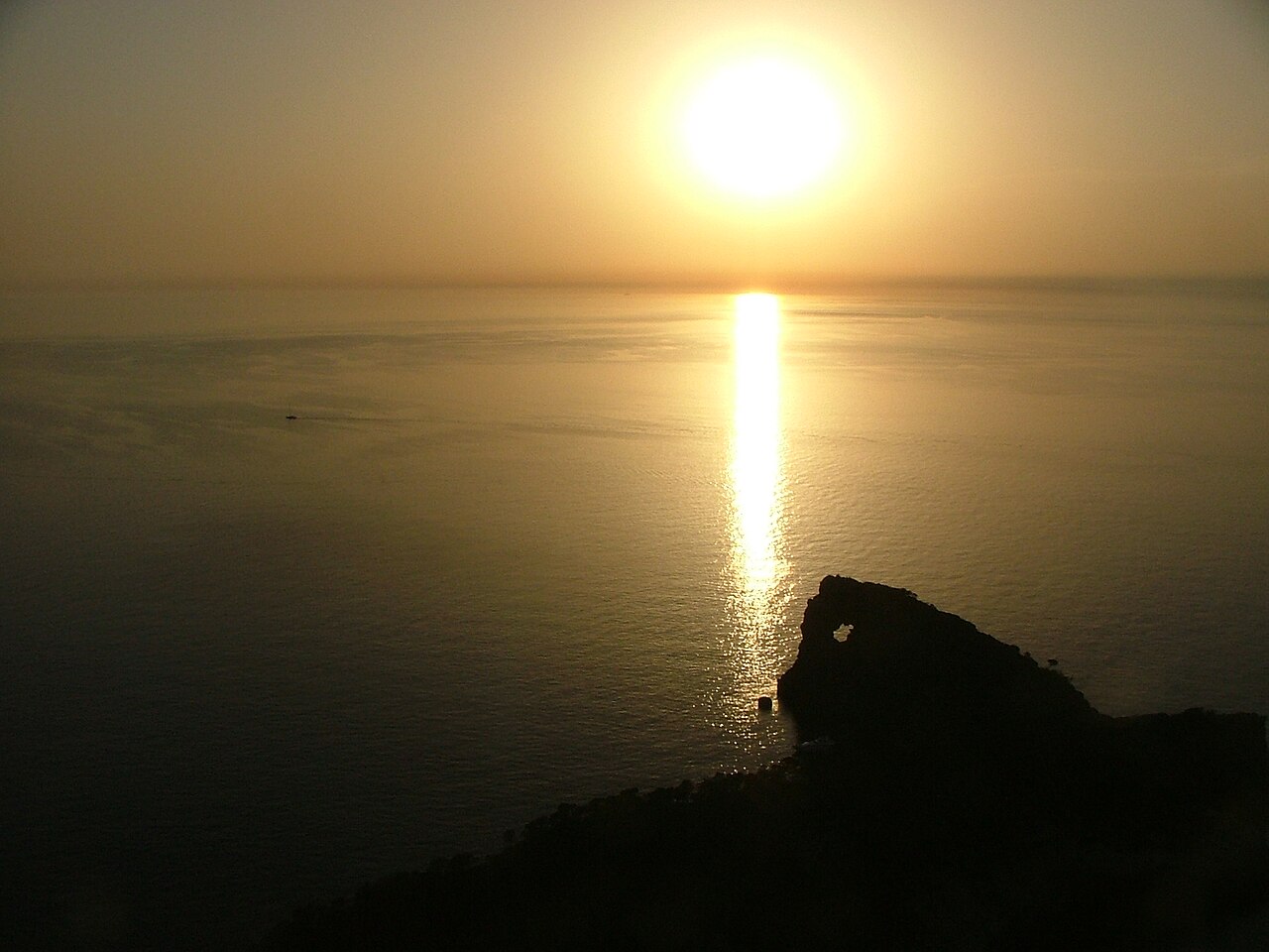 Zonsondergang op Mallorca: waar, hoe laat en hoe je er komt 1 De zon zakt in zee achter het silhouet van Sa Foradada op Mallorca