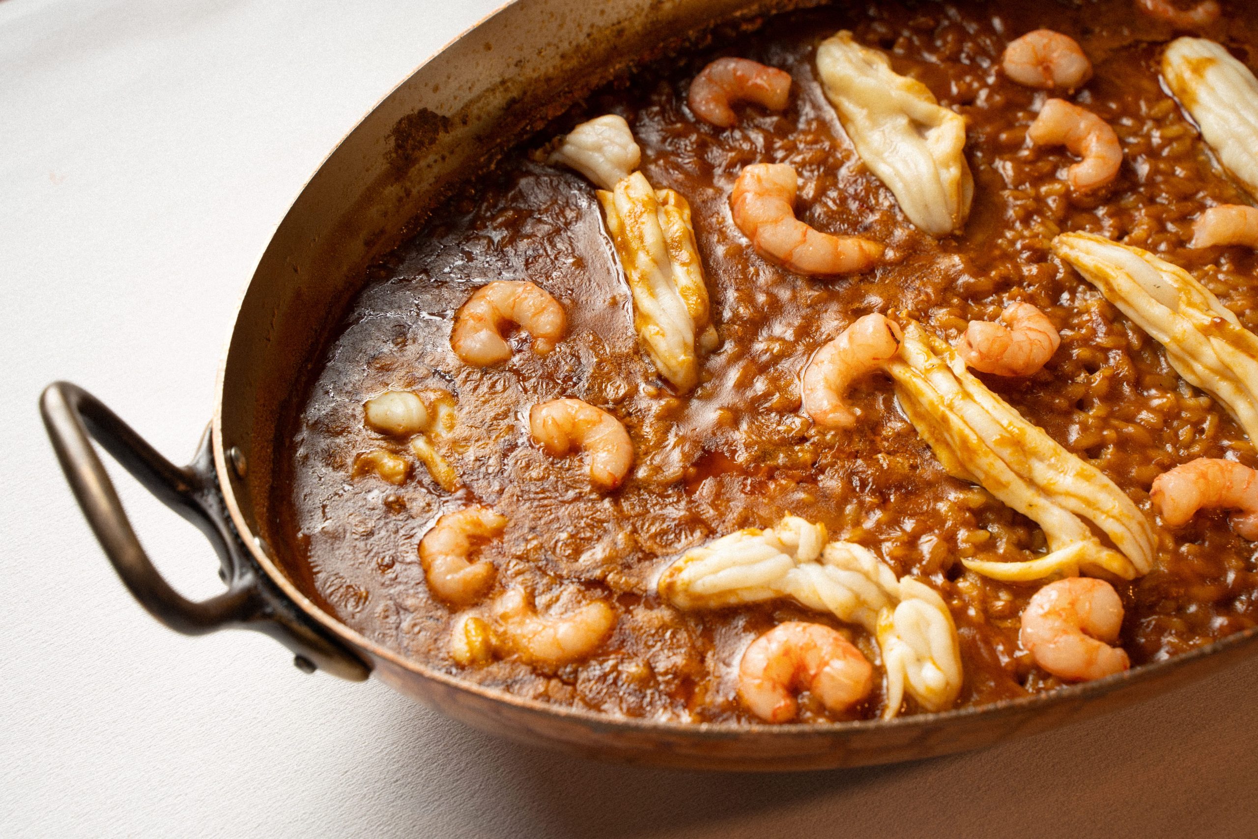 Arroz met espardenyes en garnalen in de pan bij Sa Pedrera d'es Pujol