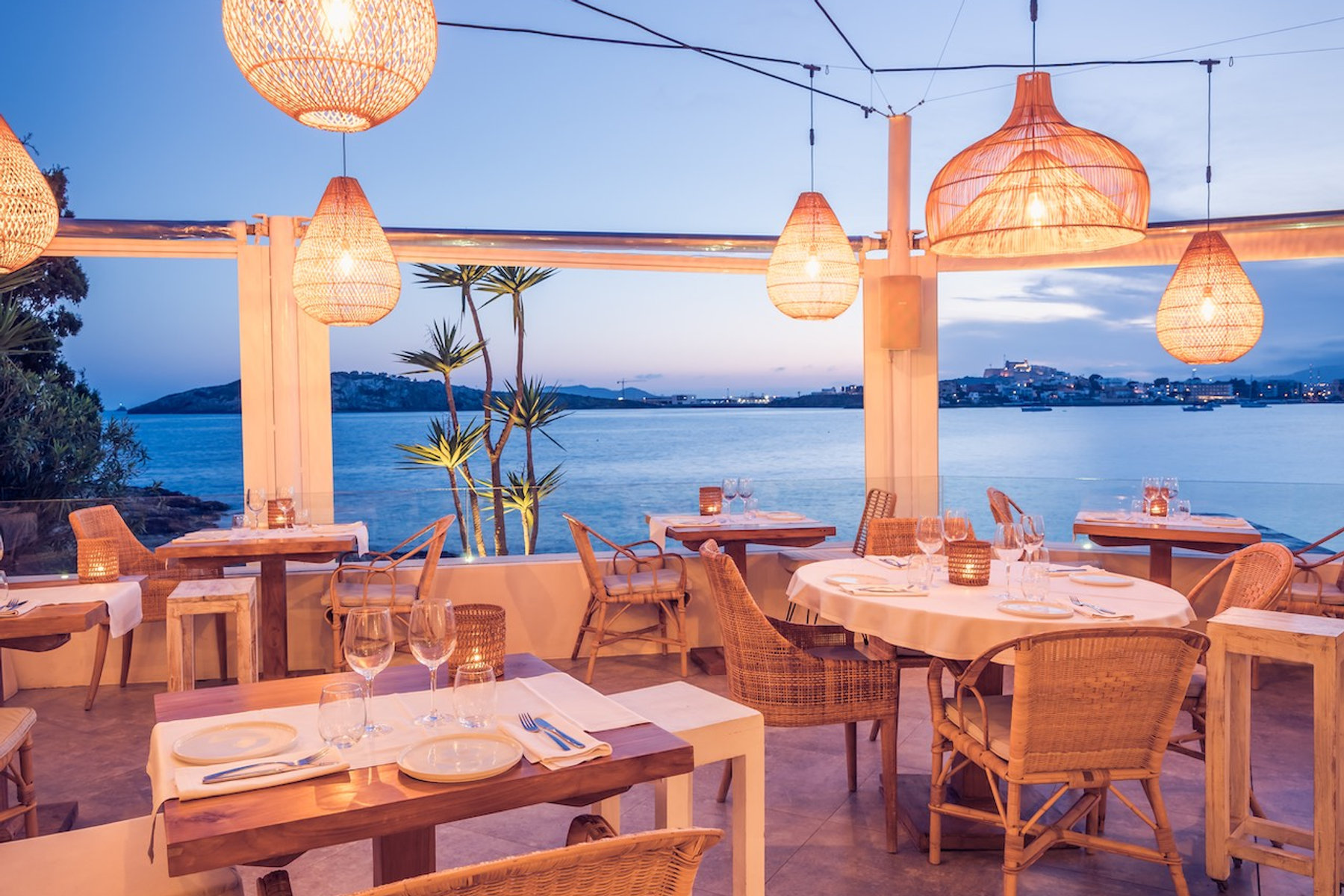 Sa Punta Ibiza: dineren aan het uiteinde van Talamanca 1 Het terras van Sa Punta bij schemering met hanglampen en uitzicht over de baai van Talamanca