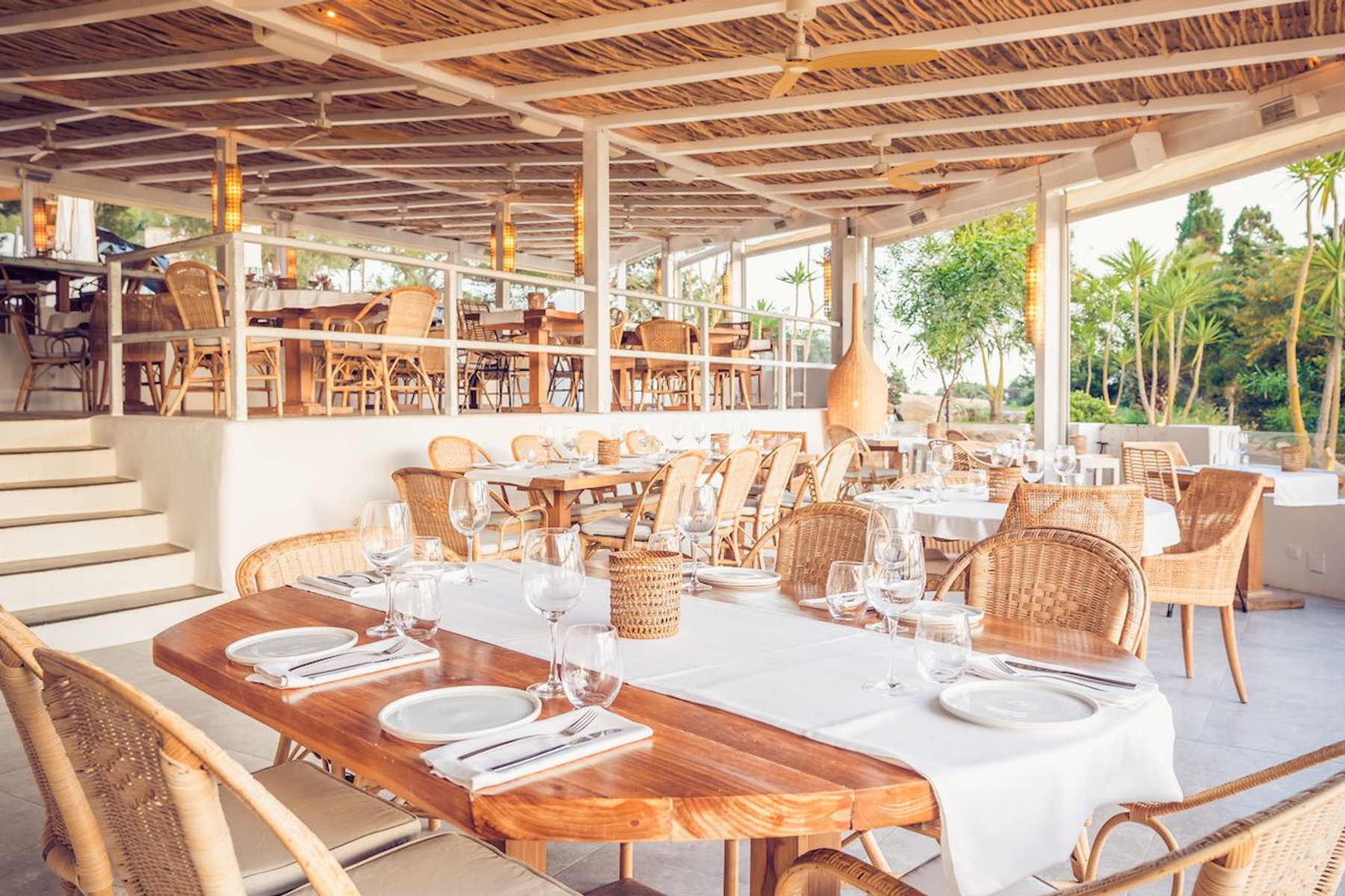 Sa Punta Ibiza: dineren aan het uiteinde van Talamanca 7 Lange gedekte tafel onder het rieten dak bij Sa Punta