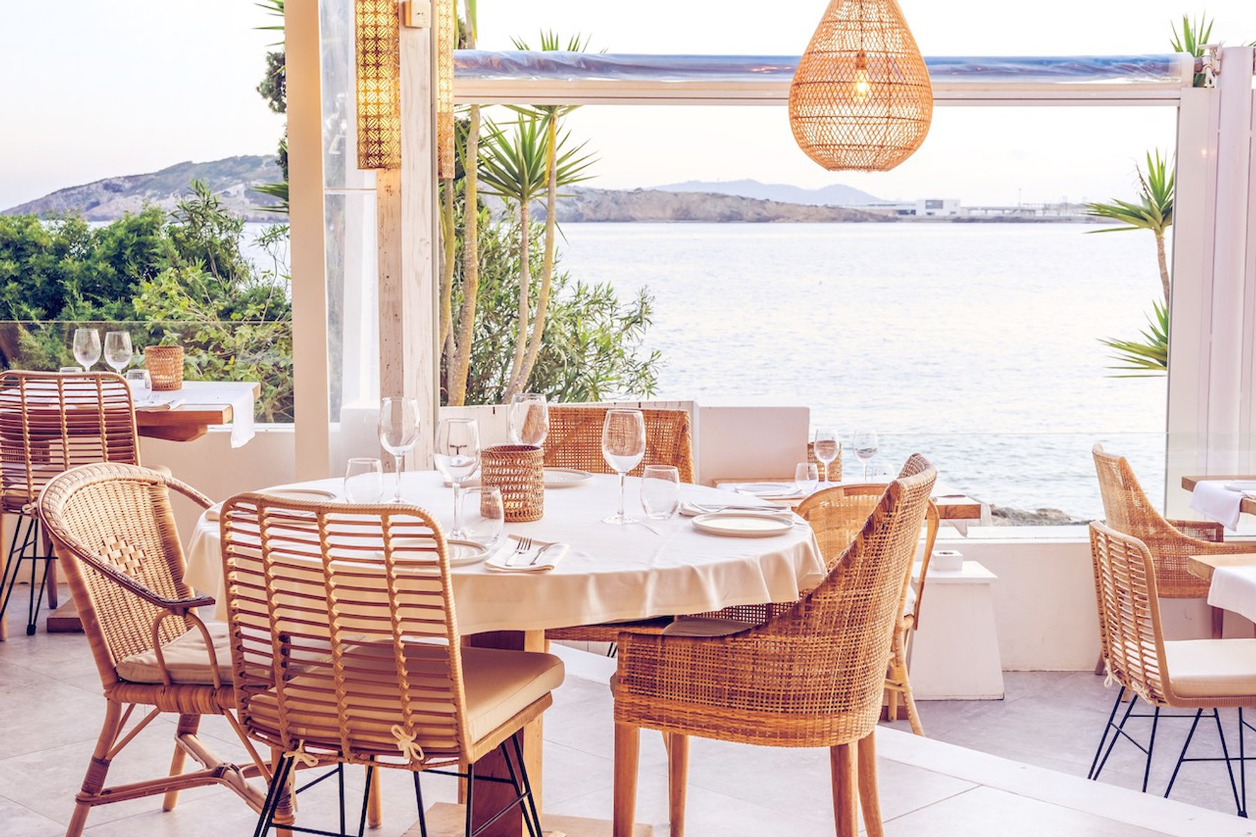 Sa Punta Ibiza: dineren aan het uiteinde van Talamanca 2 Gedekte tafel bij Sa Punta met uitzicht op zee