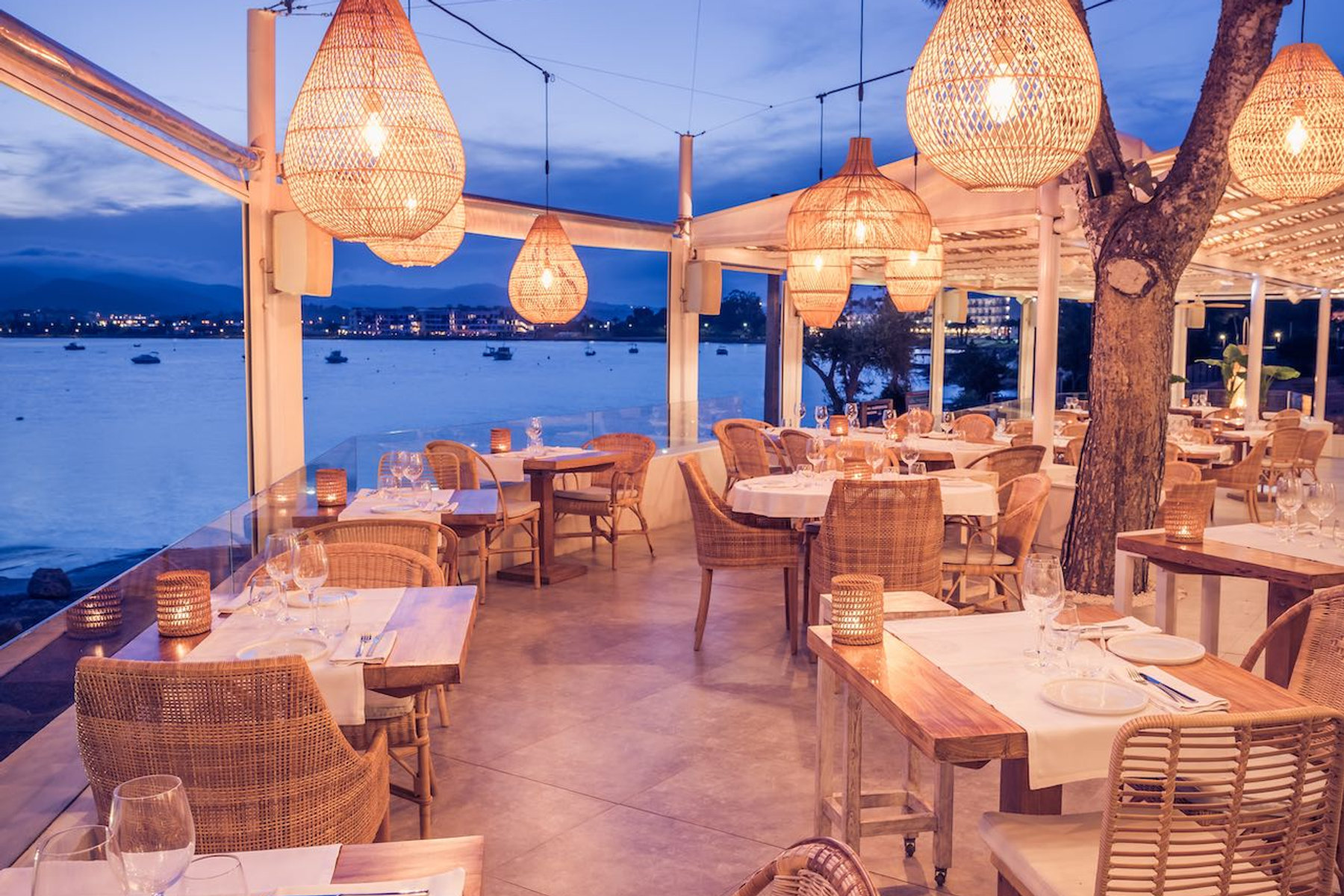 Sa Punta Ibiza: dineren aan het uiteinde van Talamanca 4 Het terras van Sa Punta bij blauw uur met uitzicht over de baai