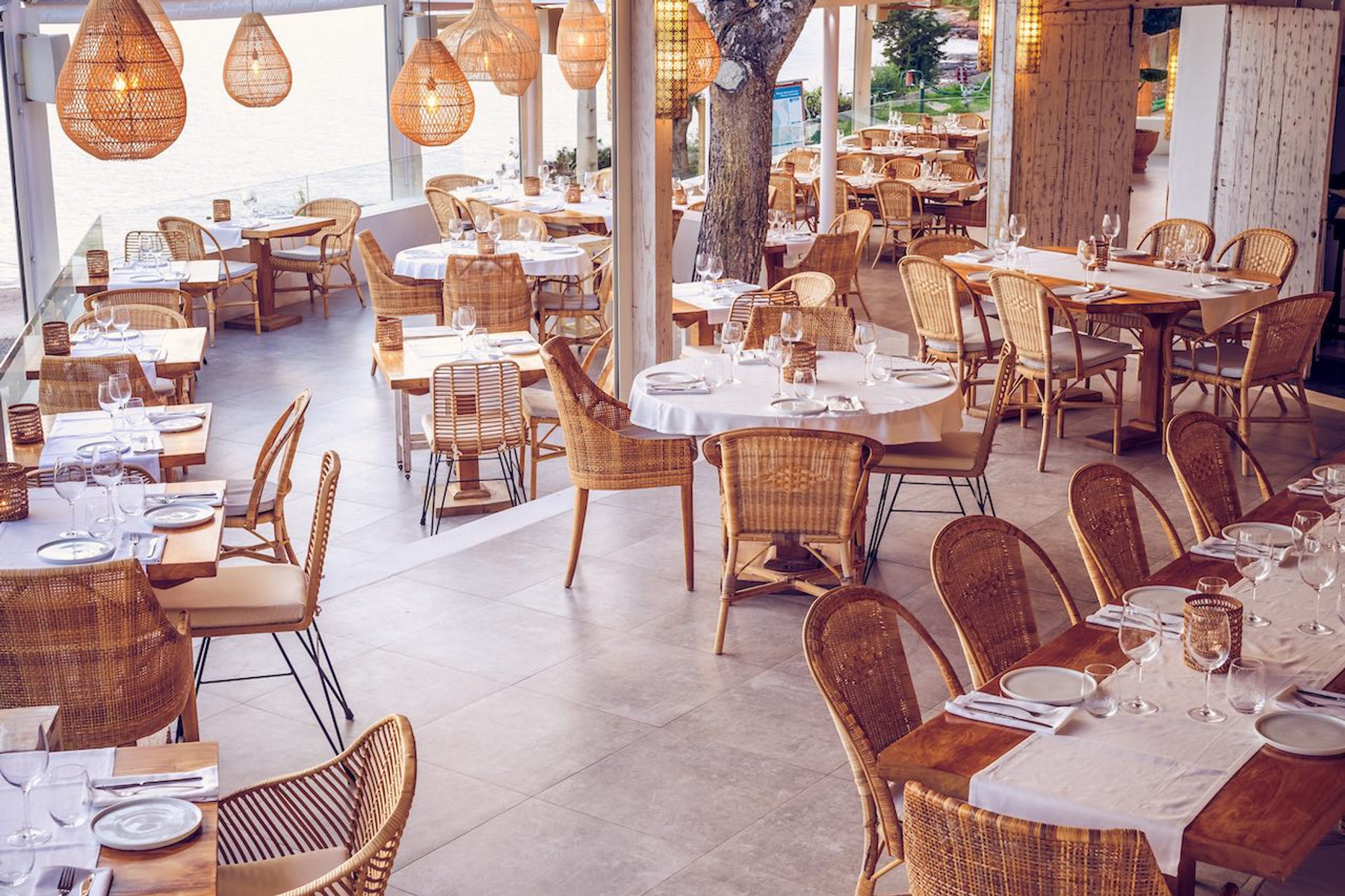 Sa Punta Ibiza: dineren aan het uiteinde van Talamanca 6 De zaal van Sa Punta met rieten hanglampen
