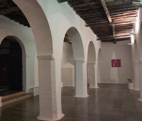De witgekalkte bogen en houten balken van de porxo van de kerk van Sant Carles de Peralta op Ibiza