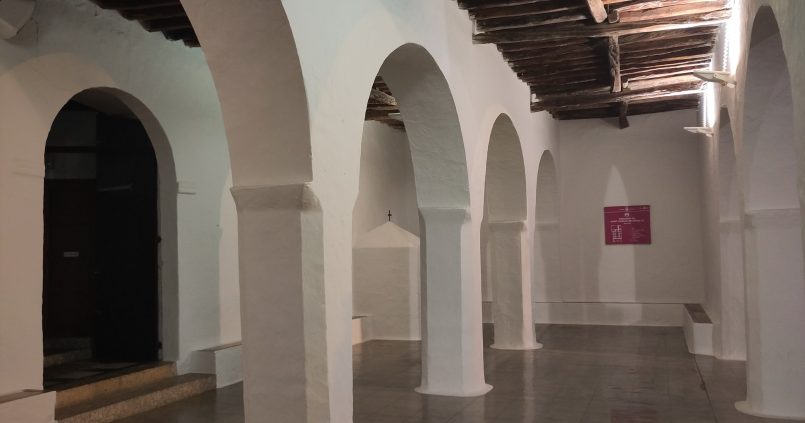 De witgekalkte bogen en houten balken van de porxo van de kerk van Sant Carles de Peralta op Ibiza