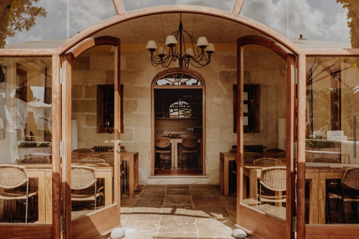 De eetzaal met Menorquijnse steenbogen in het hoofdhuis van Sant Joan de Binissaida