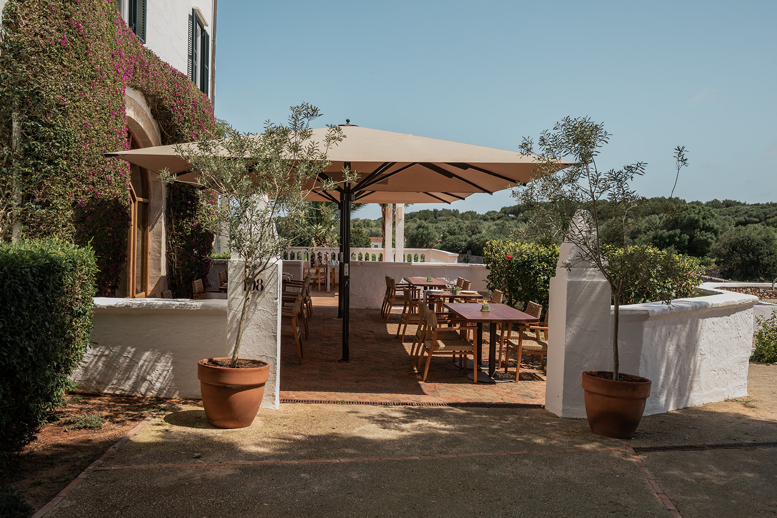 De pergola en het terras bij het achttiende-eeuwse herenhuis van Sant Joan de Binissaida
