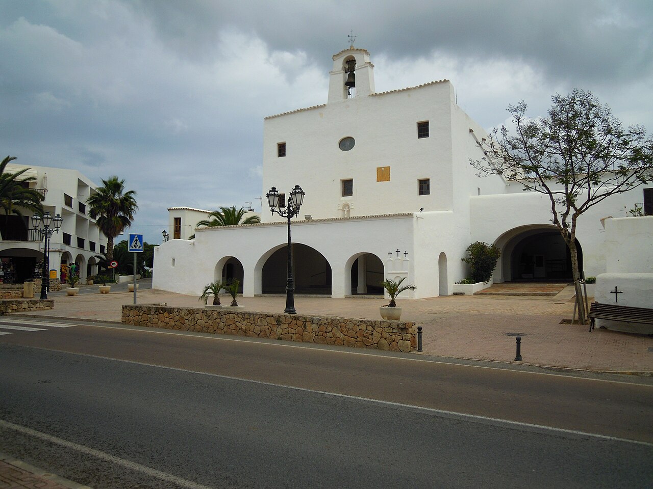 De witte kerk van Sant Josep de sa Talaia aan de doorgaande weg op Ibiza