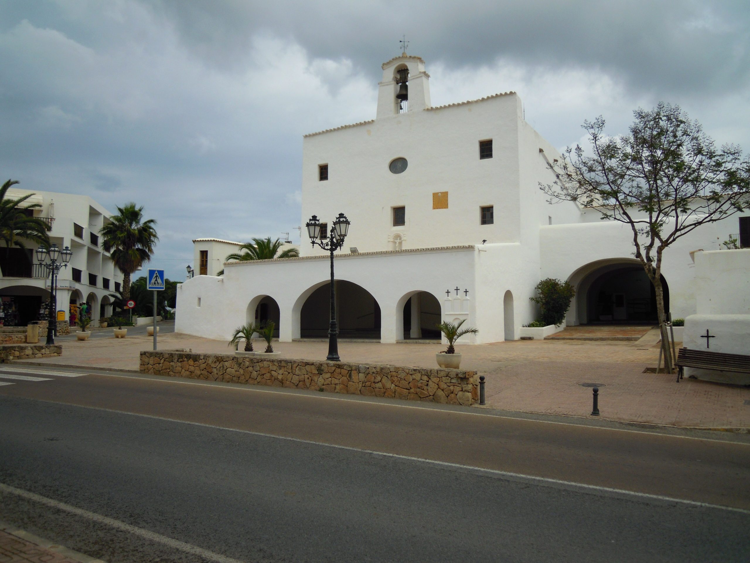Sant Josep de sa Talaia: het dorp met de hoogste berg van Ibiza 3 Het centrum van Sant Josep de sa Talaia op Ibiza met de witte kerk met klokkentoren aan de doorgaande weg