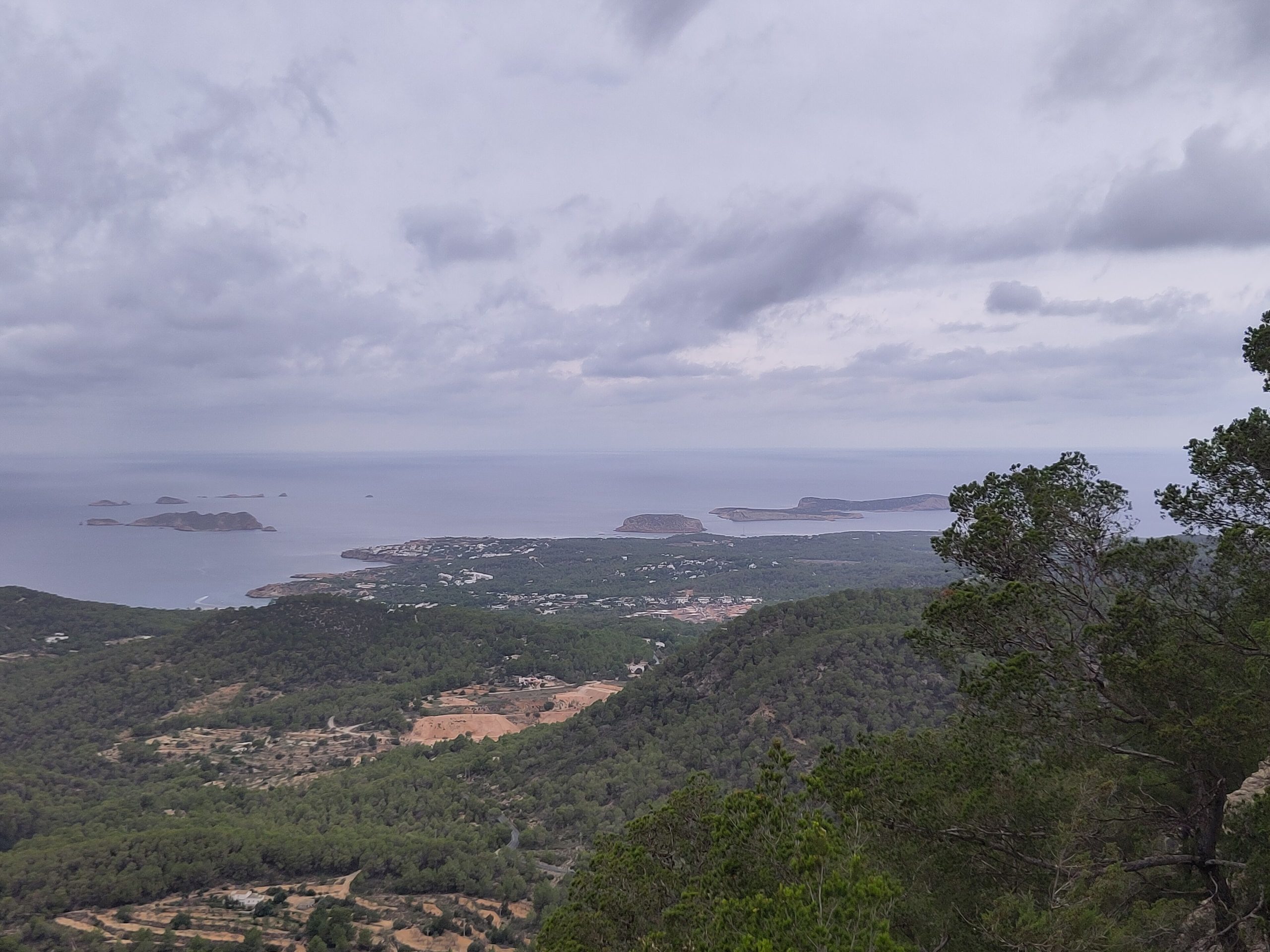 Sant Josep de sa Talaia: het dorp met de hoogste berg van Ibiza 4 Het uitzicht vanaf Sa Talaia, het hoogste punt van Ibiza, over de beboste heuvels naar de zee