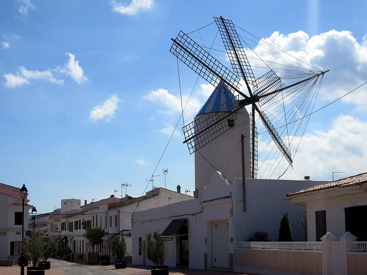 Sant Lluís Menorca: het witte Franse dorp met molens 2 Sant Lluís Menorca, foto 1