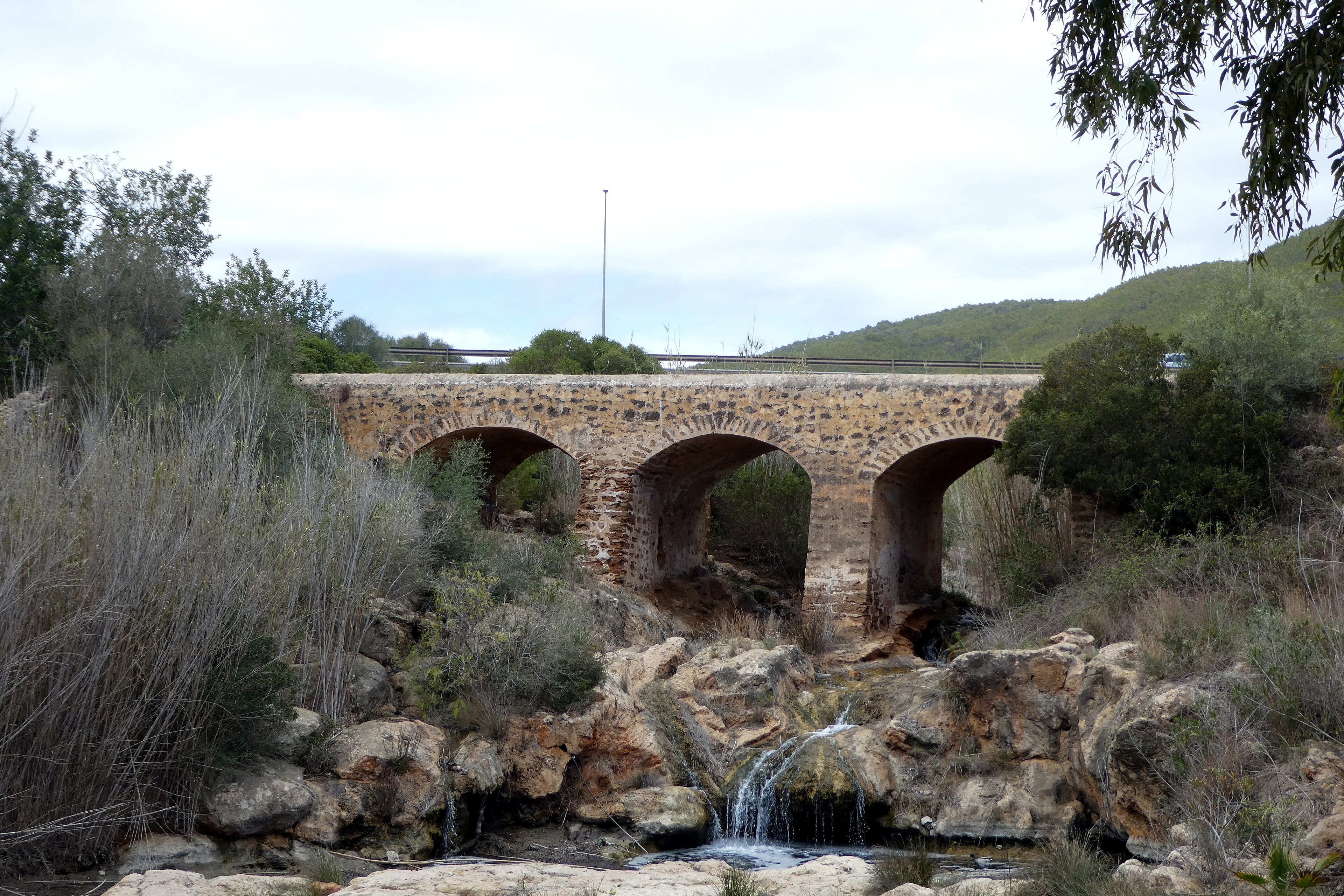 De oude brug Pont Vell over de rivier bij Santa Eulària des Riu op Ibiza