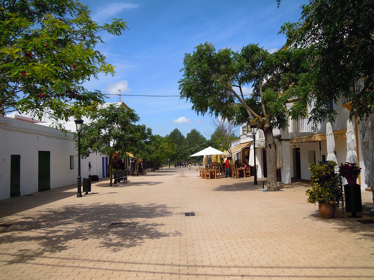 Het autovrije dorpsplein van Santa Gertrudis op Ibiza