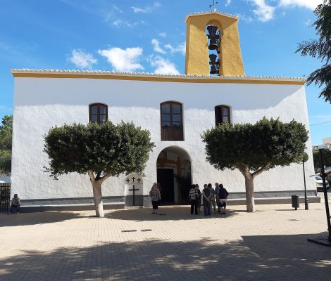 De witte kerk van Santa Gertrudis de Fruitera op Ibiza met haar klokkentoren en het plein ervoor