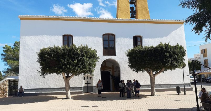 De witte kerk van Santa Gertrudis de Fruitera op Ibiza met haar klokkentoren en het plein ervoor