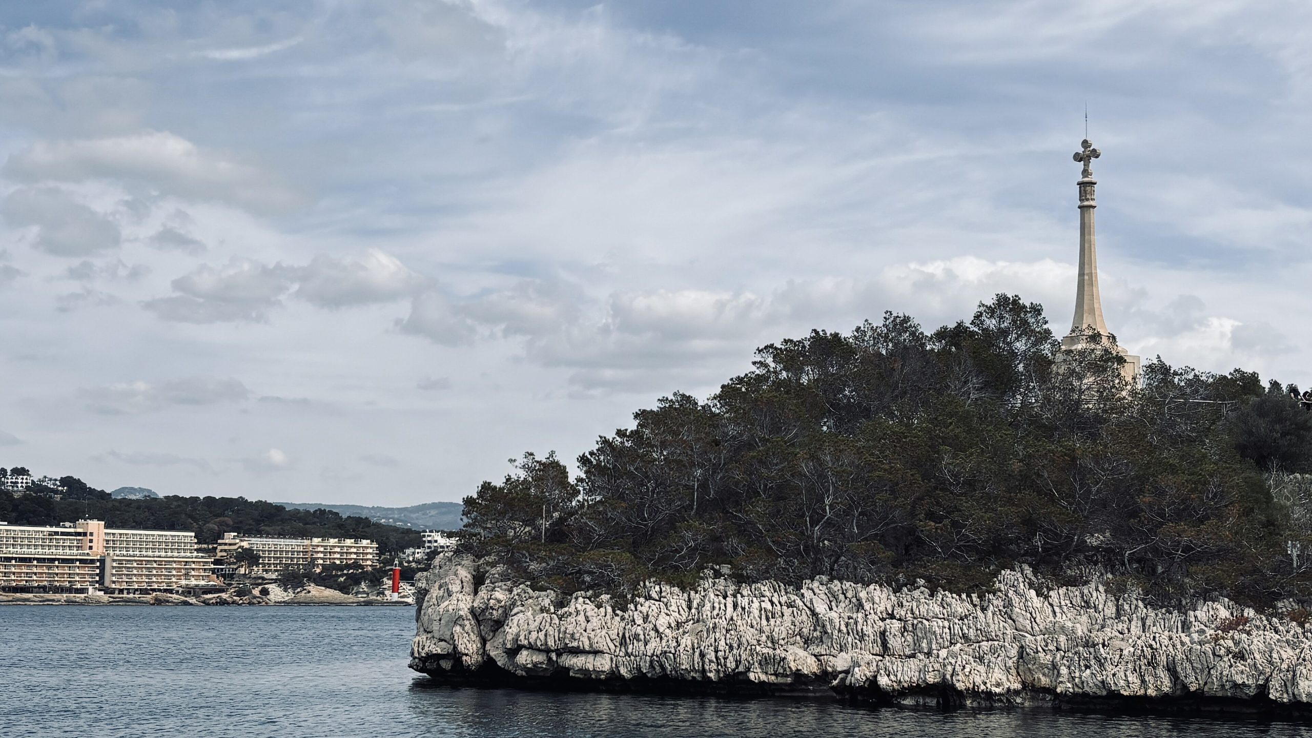 De Creu de Santa Ponça, het stenen herdenkingskruis op de beboste rotskaap boven de baai waar Jaume I in 1229 landde