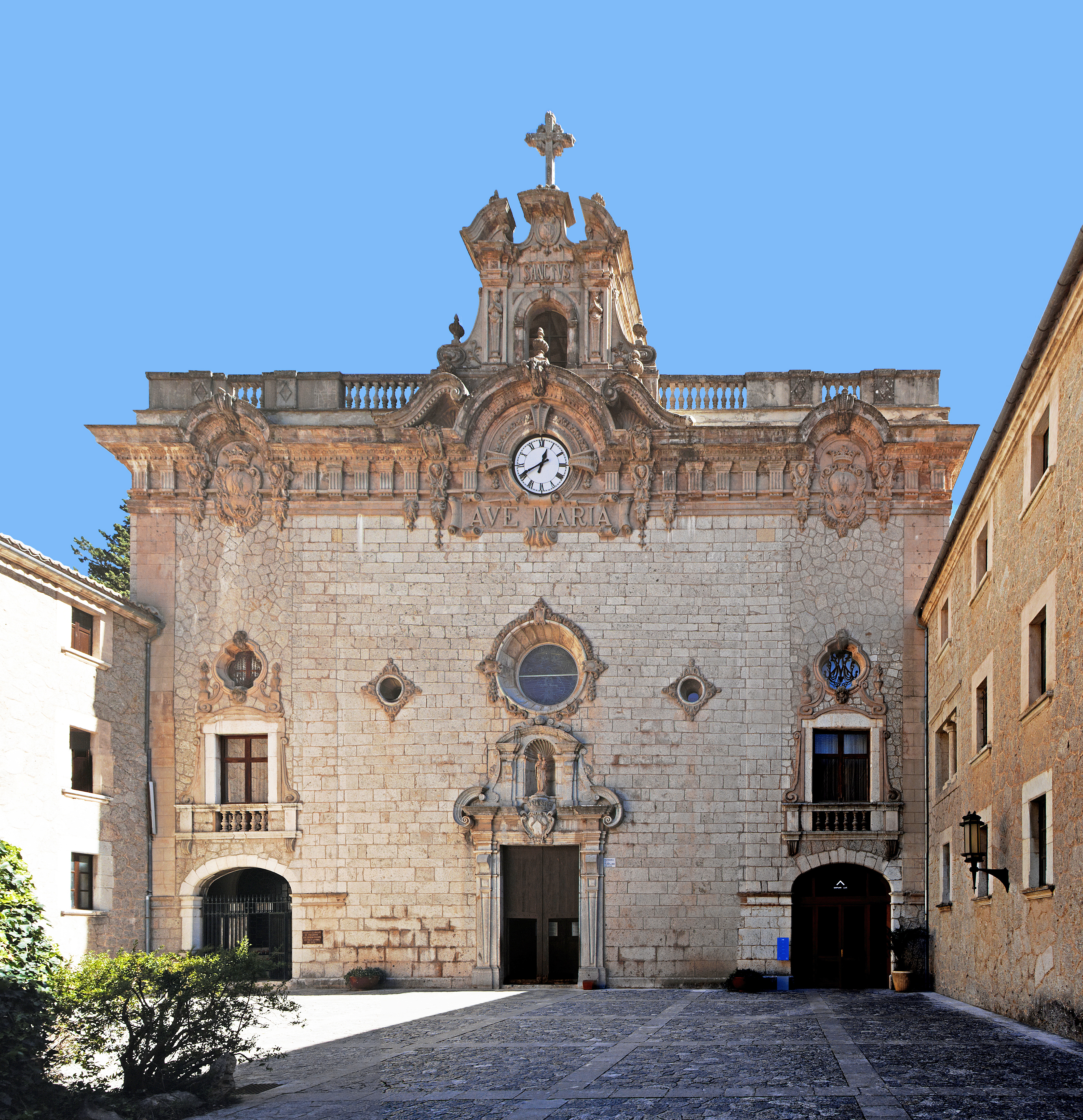 Santuari de Lluc: de zwarte madonna, wandelen en overnachten 1 De basiliek van het Santuari de Lluc in de Serra de Tramuntana