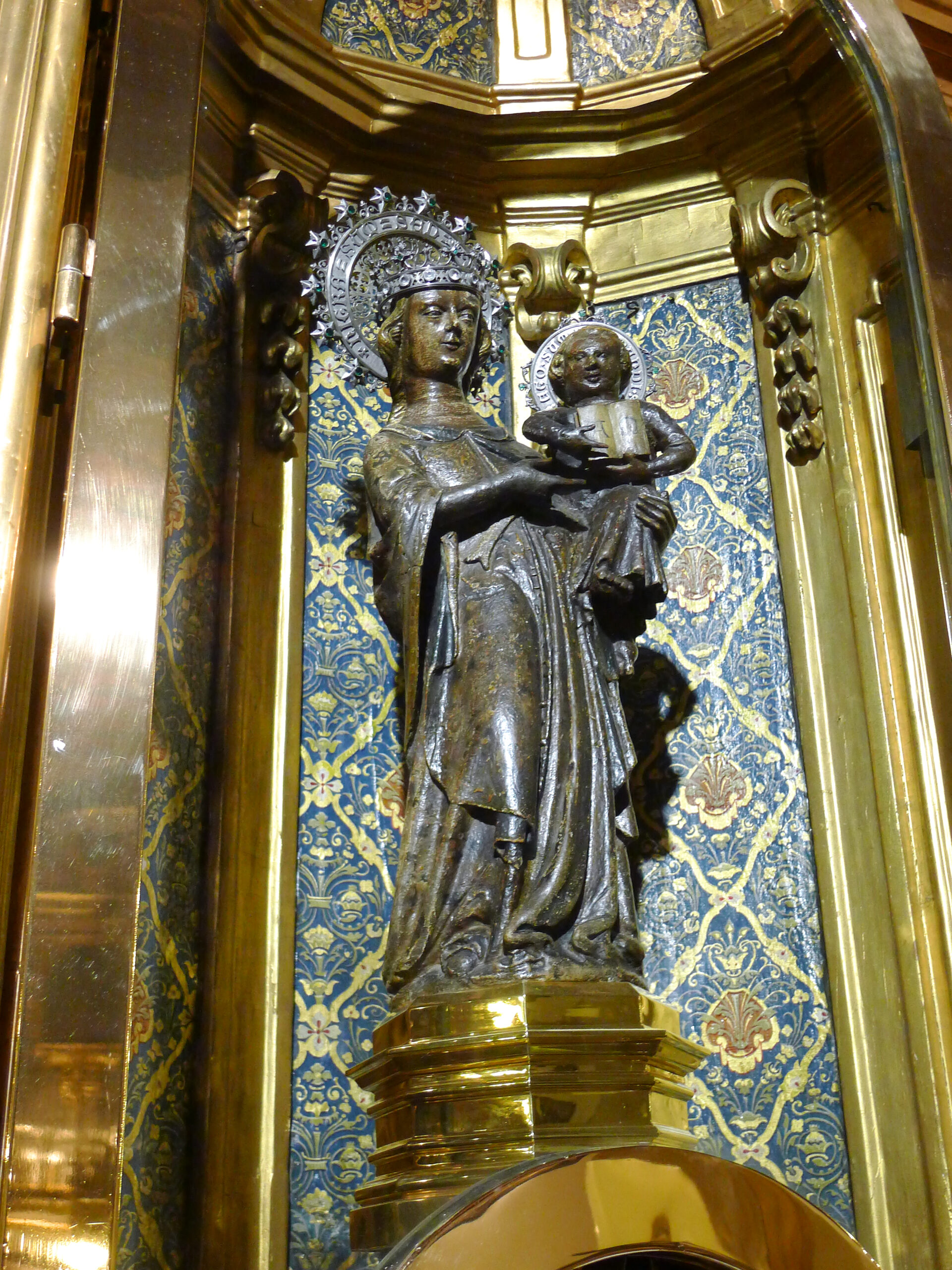 Santuari de Lluc: de zwarte madonna, wandelen en overnachten 2 Het beeld van de Mare de Deu de Lluc, de zwarte madonna van Mallorca