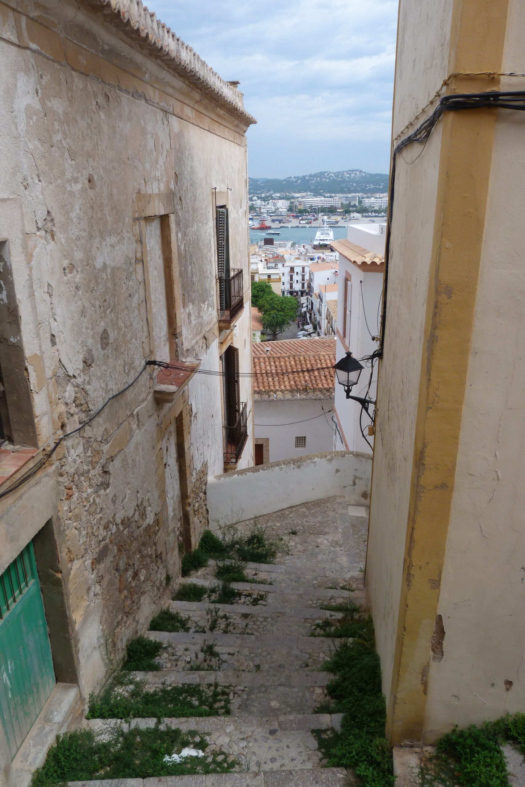 Scooter huren Ibiza: rijbewijs, kosten en parkeren 1 Smalle straat in Dalt Vila, de oude stad van Ibiza-stad