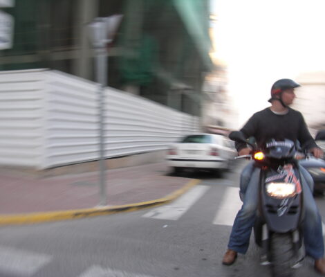 Scooter geparkeerd in Santa Eulària des Riu op Ibiza