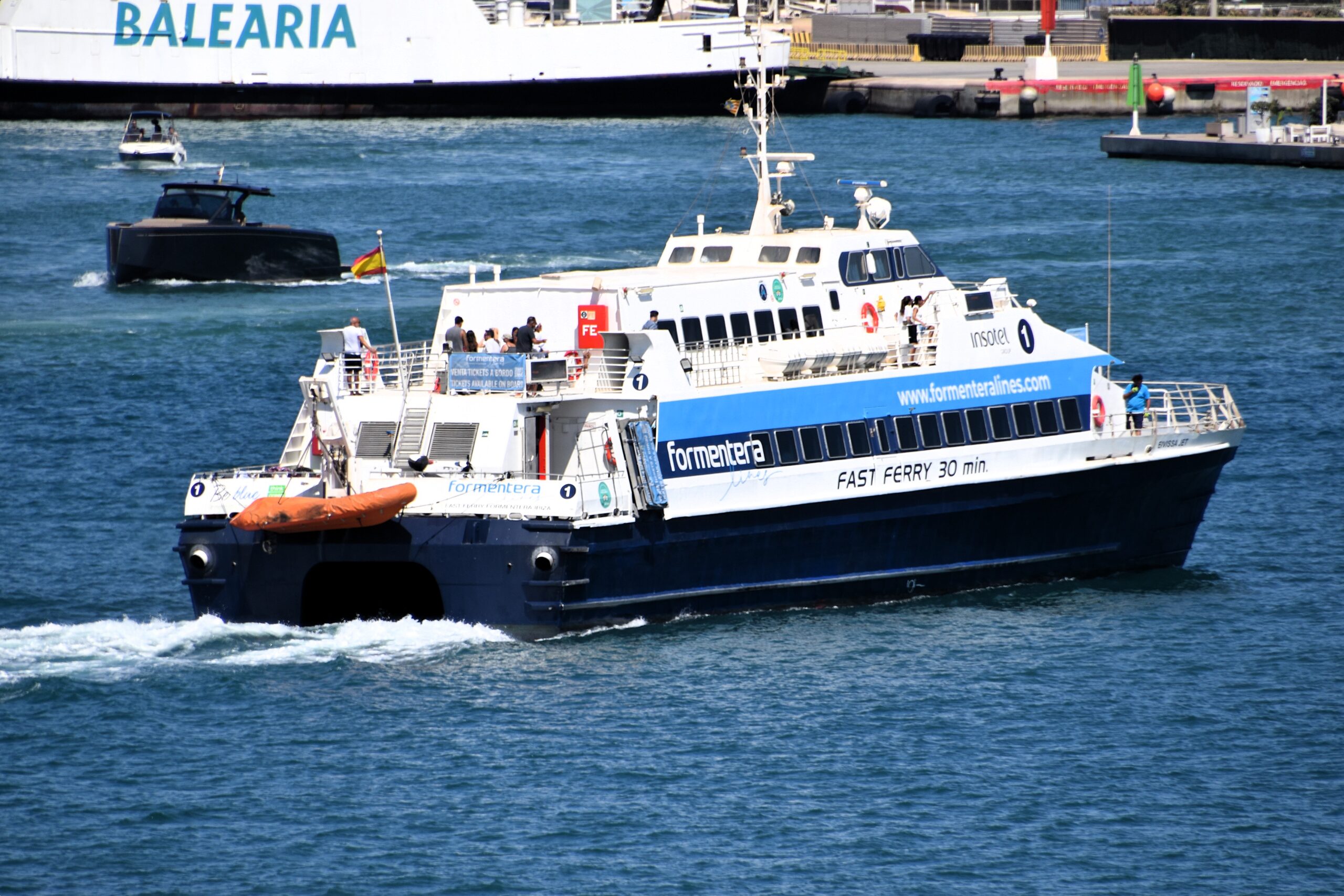 Scooter huren Ibiza: rijbewijs, kosten en parkeren 2 Veerboot vanuit Formentera komt aan in de haven van Ibiza-stad