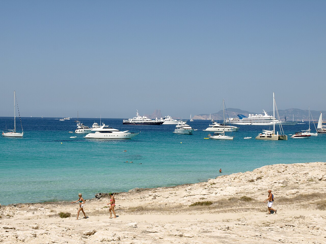 Beste reistijd Formentera: weer per maand, zeewater en het voertuigquotum 3 Boten voor de kust van Ses Illetes op Formentera in het hoogseizoen