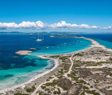 Luchtfoto van Ses Illetes en de landtong Es Trucadors op Formentera met turquoise water en eilandjes