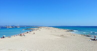 Beste reistijd Formentera: weer per maand, zeewater en het voertuigquotum 15 De smalle zandtong van Ses Illetes op Formentera met turquoise water aan beide kanten