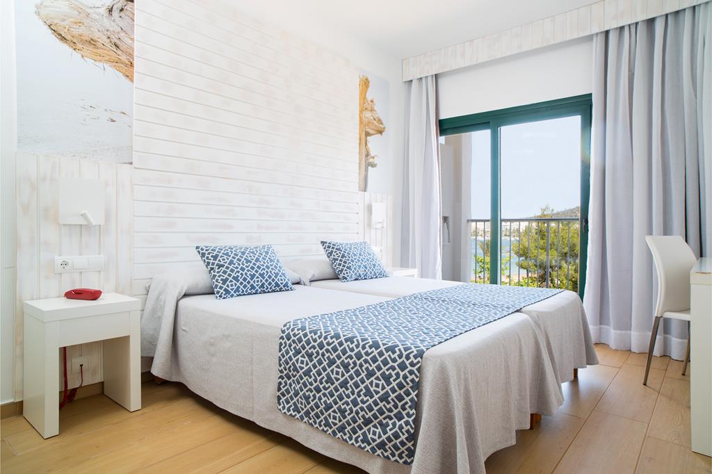 Ses Savines: aan het strand van Sant Antoni 2 Ses Savines op Ibiza