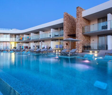 De infinity pool van Sirenis Seaview Country Club bij Port des Torrent op Ibiza