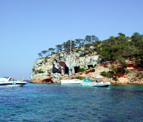 Helder water tussen de rotsen van Cala Portals Vells op Mallorca, een geliefde snorkelplek